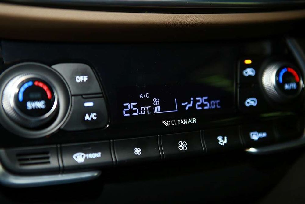 5 Alasan Kenapa AC Harus dalam Posisi Off Saat Mesin Mobil Dinyalakan, 1. Menambah Beban pada Aki Mobil Saat Distarter, 2. Beban Berlebih pada Alternator, 3. Tambah Beban pada Kinerja Mesin yang Baru Bekerja, 4. Risiko Kerusakan pada Kompresor AC, 5. Gangguan pada Sistem Kelistrikan Mobil, Langsung Menyalakan AC Berdampak pada Efisiensi Bahan Bakar, Cara yang Aman untuk Menggunakan AC Mobil, Kesimpulan