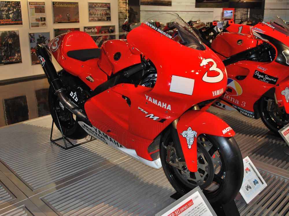 Sejarah Yamaha YZR-M1, Legenda Balap di Kelas Premier MotoGP, Awal Mula YZR-M1, Produk Transisi dari 500 cc ke MotoGP (2002), Awal Kejayaan Yamaha, Era Valentino Rossi (2004–2010), Kejayaan Yamaha YZR-M1 Bersama Lorenzo (2011–2012), Kembalinya Rossi dan Rivalitas dengan Lorenzo (2013–2016), Masa Transisi dan Tantangan Baru (2017–2021), Evolusi Modern Yamaha YZR-M1, Fokus Aerodinamika dan Elektronik (2022–2024), Generasi Terbaru: YZR-M1 2025 Era Terakhir Pakai Mesin Inline-4