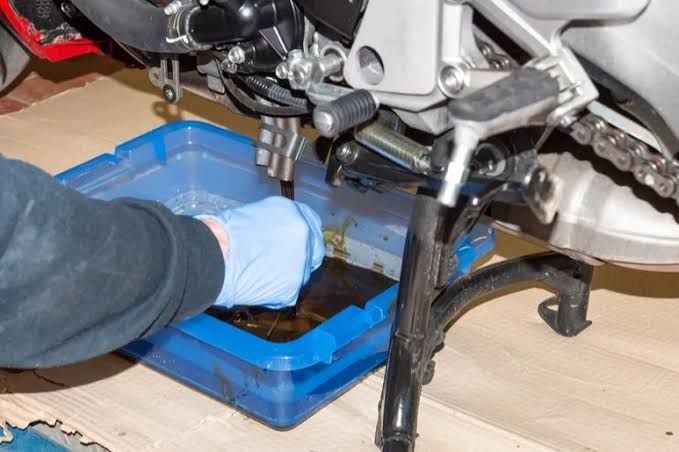 Jangan Anggap Remeh Ganti Oli Motor, Ini Panduan Lengkapnya, Fungsi Utama Oli Motor, Kapan Harus Ganti Oli Motor?, Ciri-Ciri Oli Motor Harus Diganti, Ganti Oli Motor Apakah Harus ke Bengkel Resmi?, Jenis-Jenis Oli Motor, Mitos dan Fakta Seputar Ganti Oli Motor, Rekomendasi Merek Oli Terbaik di Indonesia, Filter Oli Wajibkah Diganti?, Biaya Ganti Oli Motor, Kesimpulan, FAQ Seputar Ganti Oli Motor