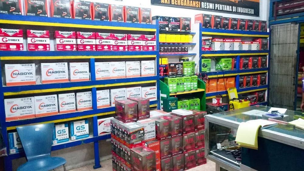 Perbedaan Aki Basah dan Aki Kering, Sesuaikan dengan Kebutuhan Kendaraan, 1. Perbedaan Aki Basah dan Aki Kering, 2. Konstruksi dan Teknologi, 3. Beda Perawatan Aki Kering dan Aki Basah, 4. Usia Pakai Aki Kering dan Aki Basah, 5. Perbandingan Harga dan Ketersediaan, 6. Kinerja dan Daya Starter di Aki Kering dan Aki Basah, 7. Kelebihan dan Kekurangan Aki Kering dan Aki Basah, 8. Aplikasi Masing-Masing Jenis Aki pada Kendaraan, 9. Tanda-Tanda Aki Mulai Lemah, 10. Tips Memilih Aki yang Tepat