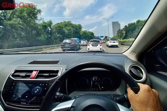mobil bekas, penyebab mobil bau gosong, mobil bau gosong, apa penyebab mobil bau gosong, kenapa mobil bau gosong, Waspada, Inilah Penyebab Mobil Tiba-tiba Bau Gosong Saat Lagi Jalan