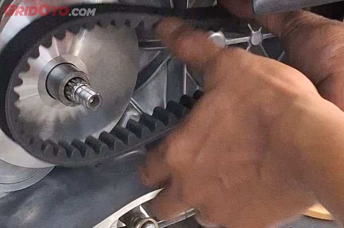 motor matic, v-belt, bahaya v-belt motor matik putus, v-belt motor matic, bahaya v-belt motor matic aus masih dipakai, Ini Dampak V-belt Motor Matic Aus Masih Dipakai Terus Buat Ngojek