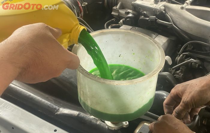 Radiator, mobil, bocor, air radiator, radiator mobil, Radiator Mobil Bocor? Wajib Ketahui Tanda-Tanda Ini Sejak Awal