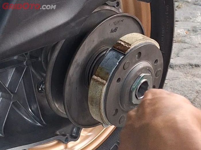 motor matic, v-belt motor matic, cara pasang v-belt, cara pasang v-belt motor matic, pasang v-belt, Cara Mudah Pasang V-belt Motor Matic Tanpa Perlu Bantuan Bengkel