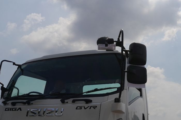 truk, spion, Spion truk, Isuzu GIGA GVR, Terkuak, Alasan Isuzu GIGA GVR Punya Banyak Spion di Kiri Sopir