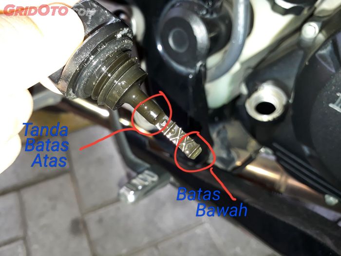 oli mesin, cek oli mesin, dipstick, Astra Motor Sulawesi Selatan, Ini Cara Mengecek Volume Oli Mesin Motor yang Benar, Hasil Lebih Akurat