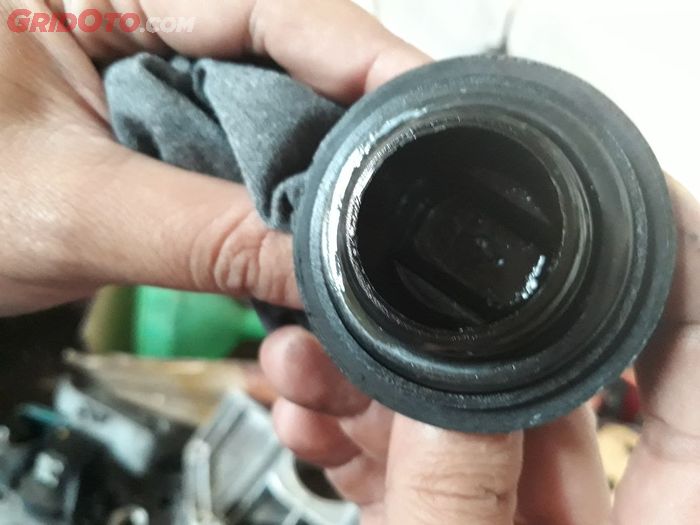 oli mesin, pelumasan, sludge, endapan, tutup oli, Enggak Perlu Bongkar, Cek Sludge atau Endapan Oli Mesin Bisa dari Sini