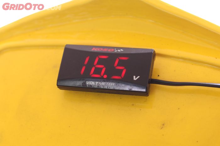 motor bekas, voltmeter, pasang voltmeter, cara pasang voltmeter, cara pasang voltmeter universal, cara pasang voltmeter di motor, voltmeter universal, Cara Mudah Pasang Voltmeter Universal di Motor Injeksi Tanpa ke Bengkel