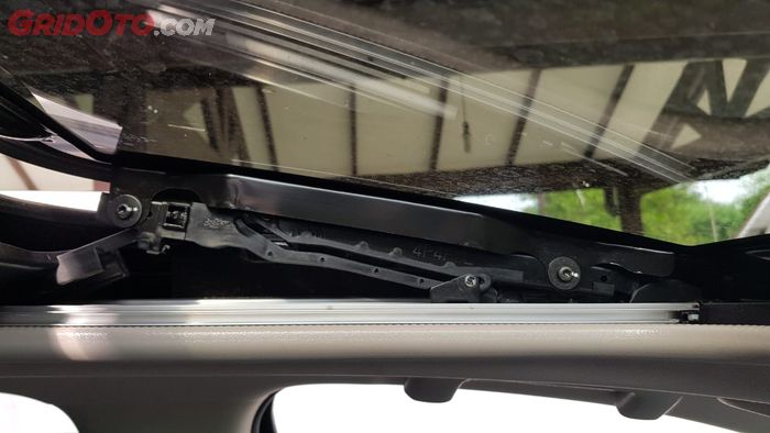 sunroof mobil, Sunroof bocor, Penyebab sunroof bocor, penyebab sunroof mobil bocor, Sunroof mobil bocor, kenapa sunroof bisa bocor, Pantas Saja Sunroof Mobil Rembes Terus Saat Hujan, Ternyata Gara-gara Ini Penyebabnya