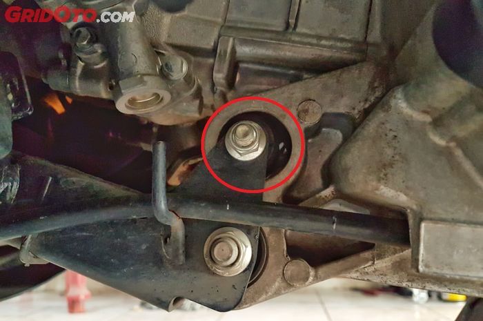 motor matic, engine mounting, engine mounting motor matic, biaya ganti engine mounting motor matic, Biaya ganti engine mounting Sprint 150, Segini Bengkel Spesialis Kasih Harga Ganti Engine Mounting Motor Matic