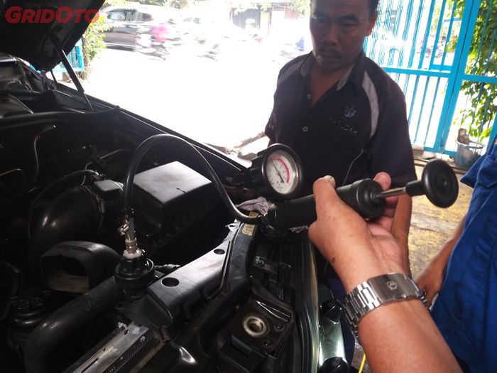 mobil bekas, radiator mobil, cek kebocoran air radiator, cara cek kebocoran air radiator, cara cek kebocoran air radiator mobil, cara cek kebocoran radiator mobil, Cek Kebocoran Air Radiator Mobil Gak Perlu Montir, Begini Caranya