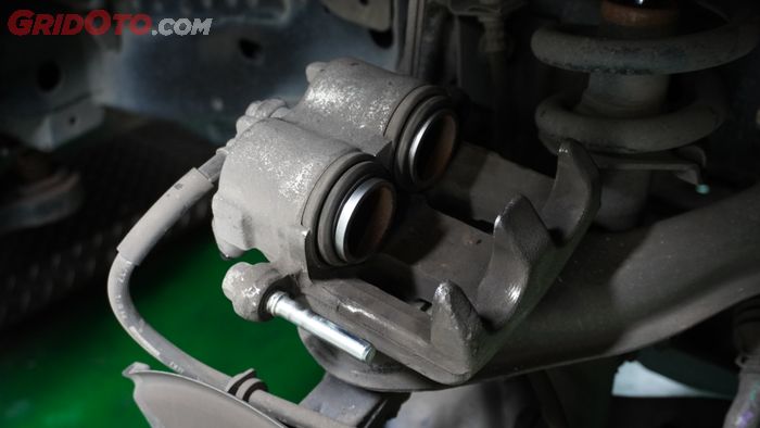 mobil bekas, rem mobil, rem mobil berdecit, penyebab rem mobil berdecit, kenapa rem mobil berdecit, Ternyata Ini Sebabnya Rem Mobil Jadi Berdecit Saat Hujan Deras