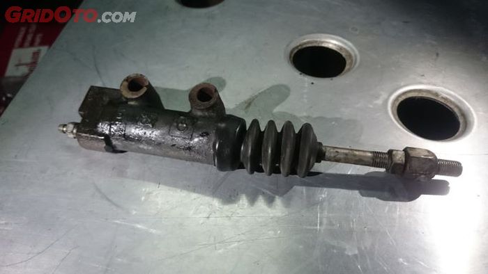 mobil manual, mobil bekas, pedal kopling, pedal kopling mobil manual, penyebab pedal kopling mobil enteng, Ini Penyebab Gigi Persneling Mobil Susah Masuk Pedal Kopling Enteng Saat Diinjak