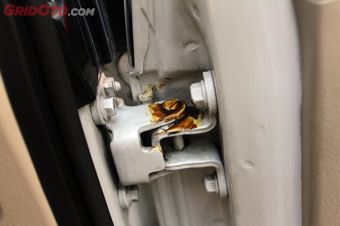 pintu, bunyi, engsel, grease, penetran, Ada Bunyi Saat Buka Pintu Mobil, Lumasi Bagian Ini Secara Berkala