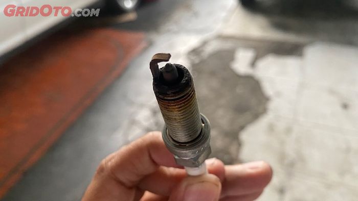 busi, motor bekas, busi motor, penyebab busi berkerak, penyebab busi motor berkerak, busi motor berkerak, Ternyata Busi Motor Mudah Berkerak Karena Kebiasaan Sepele Ini