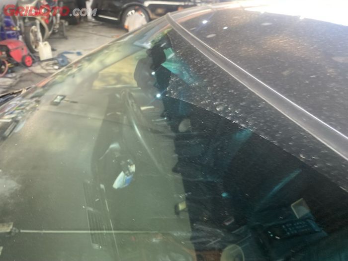 kaca mobil, mobil bekas, jamur kaca, jamur kaca mobil, cara menghilangkan jamur kaca mobil, bahaya jamur kaca mobil, dampak jamur kaca mobil, Nggak Main-main, Jamur Bikin Kaca Mobil Jadi Begini Saat Hujan Deras