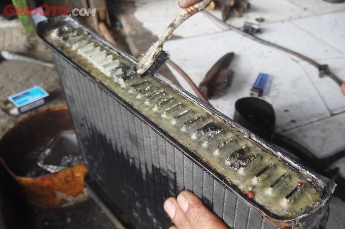 Radiator, panas, air radiator, kisi-kisi, Overheat, radiator coolant, Gawat, Ternyata Kisi-kisi Radiator Rusak Bikin Mesin Overheat