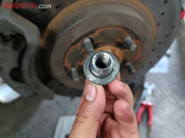 roda mobil, mobil bekas, baut roda, baut roda mobil, dampak mengencangkan baut roda mobil terlalu kencang, Ini Akibatnya Mengencangkan Mur Roda Mobil Terlalu Berlebihan, Simak