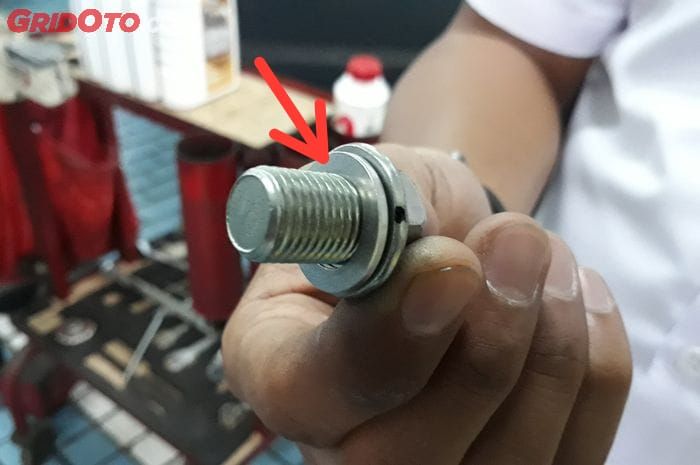 oli mesin, motor bekas, oli mesin motor, cara yang benar ganti oli, cara yang benar ganti oli mesin, cara yang benar ganti oli mesin motor, Ternyata Begini Cara Yang Benar Ganti Oli Mesin Motor Yang Masih Panas