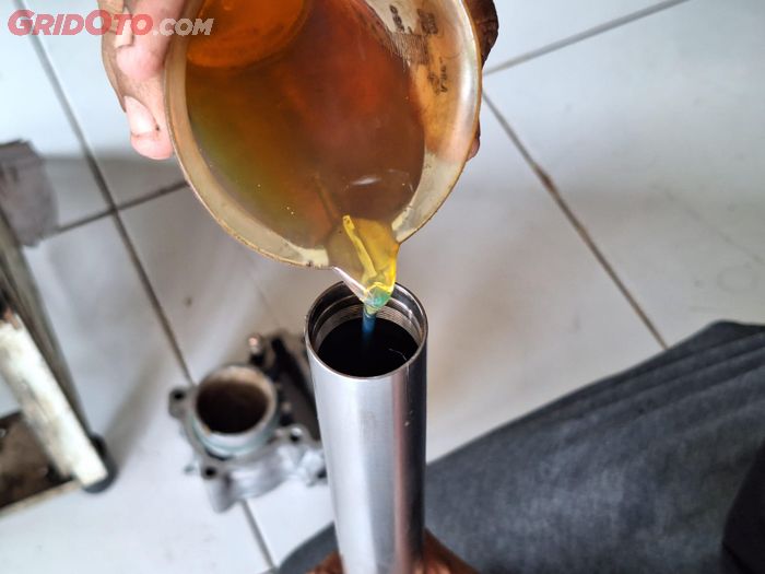 motor bekas, sokbreker, sokbreker motor, ciri sokbreker lemah, ciri sokbreker motor lemah, sokbreker motor lemah, Ini Sebabnya Sokbreker Motor Kalian Mantul-mantul Tiap Kali Kena Polisi Tidur