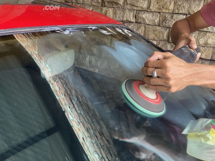 kaca mobil, kaca mobil kusam, kaca mobil baret, kaca mobil berjamur, kaca mobil buram saat hujan, Sering Disepelekan, Kebiasaan Ini yang Bikin Kaca Mobil Berjamur!