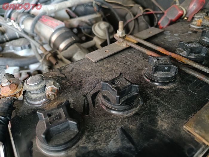 mobil bekas, aki kering, aki basah, aki mobil, penyebab aki cepat soak, penyebab umur aki  jadi pendek, kenapa umur aki mobil pendek, Tiga Penyebab Ini Bikin Umur Aki di Mobil Bekas Jadi Pendek, Apa Saja?