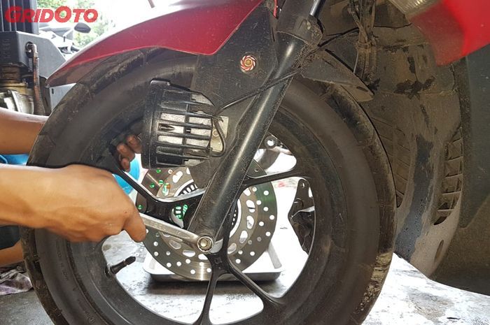 motor matic, penyebab sokbreker depan jeduk, penyebab sokbreker depan yamaha aerox jeduk, cara mengatasi sokbreker depan jeduk, cara mengatasi sokbreker depan yamaha aerox jeduk, cara mengatasi sokbreker depan yamaha aerox 155 jeduk, Cara Mengatasi Sok Depan Motor Matic Yamaha Aerox Bunyi Jeduk