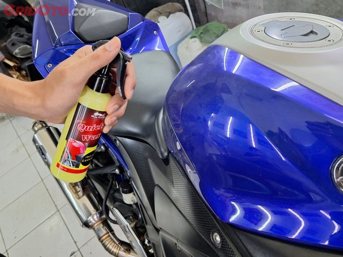 bodi motor, motor bekas, cairan wax, cara pakai cairan wax, cara pakai cairan wax untuk bodi motor, cara menyamarkan baret halus, Cara Menyamarkan Baret di Body Motor Bekas Pakai Cairan Wax, Simak Langkahnya