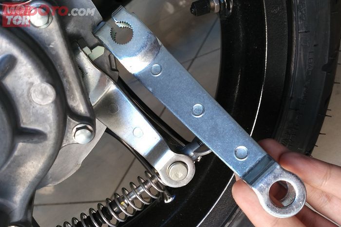 motor matic, rem teromol, rem motor matic, cara bikin pakem rem motor matic, cara bikin pakem rem teromol, cara bikin pakem rem teromol motor matic, bikin pakem rem teromol, gimana bikin pakem rem teromol, Cara Bikin Rem Teromol Motor Matic Jadi Lebih Pakem, Ganti Komponen Ini