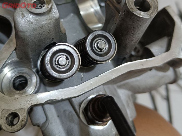 motor matic, setelan klep, penyebab motor matic nggak lari, kenapa motor matic nggak lari, dampak setelan klep longgar, Ini Penyebab Mesin Motor Matic Tiba-tiba Jadi Nggak Mau Lari