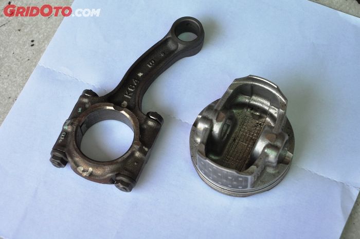 motor bekas, water hammer, motor terobos banjir, penyebab water hammer, dampak motor terobos banjir, Hati-hati, Nekat Terjang Banjir Mesin Motor Bekas Bisa Kena Palu Air