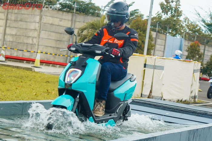 banjir, motor listrik, Motor listrik terendam banjir, Motor Listrik Kebanjiran, Banjir Mengepung Jakarta, Motor Listrik Masih Aman Digunakan?