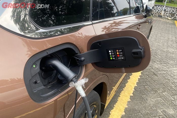 mobil baru, mazda, SPKLU, ngecas baterai, Mazda CX-80 PHEV, Enak Ditunggu Sambil Ngopi, Segini Daya Isi Baterai Mazda CX-80 PHEV