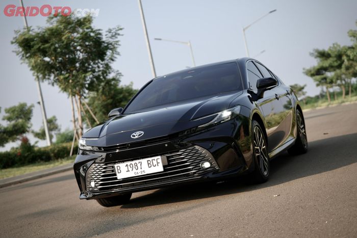 konsumsi bbm, sedan, toyota camry, toyota camry hybrid, Sedan Eksekutif Toyota Camry Hybrid, Iritnya Tembus 33 KM/L!