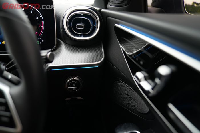 mercedes-benz, c class, mercedes-benz c200, Ambient Lighting, Satu Fitur Ini Jadi Kemewahan Khas Kabin Mobil Mercedes-Benz C Class