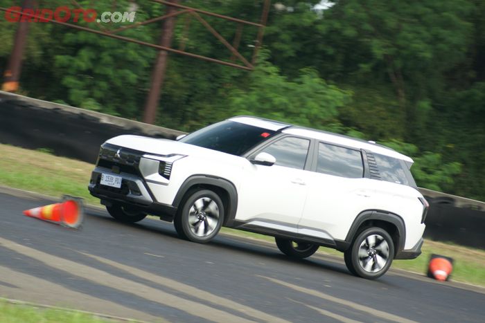 mitsubishi, kenyamanan, handling, GIIAS 2025, Mitsubishi Destinator, Harga Di Bawah Rp 500 Juta, Seenak Ini Handling Mitsubishi Destinator
