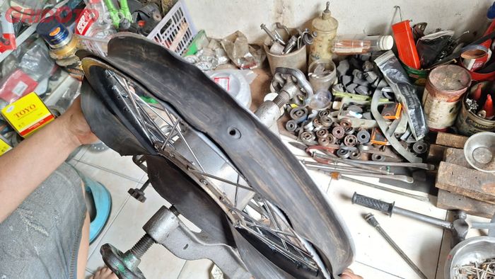 pelek, ban tubeless, pelek jari-jari, Rim Motor Service (RMS), Gampang! Begini Caranya Pasang Ban Tubeless di Pelek Motor Jari-jari