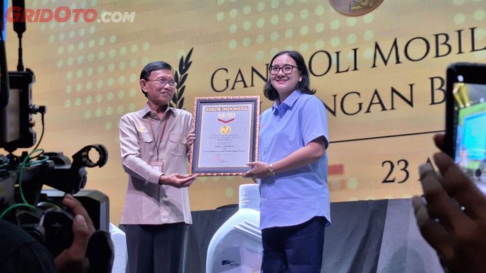 ganti oli, oli mesin, rekor muri, astra otoparts, Shell Helix Astra, Shell Indonesia dan Astra Otoparts Pecahkan Rekor Ganti Oli Mobil Terbanyak