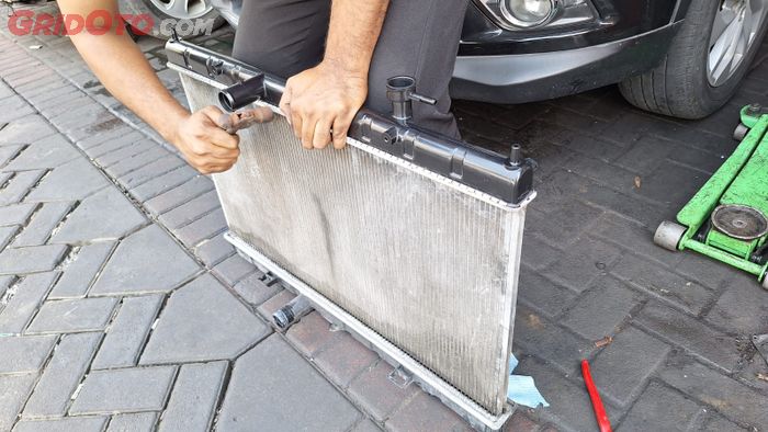 Radiator, Upper tank, ganti upper tank, irul radiator, Irit Banyak, Segini Biaya Ganti Upper Tank Radiator Mobil yang Bocor