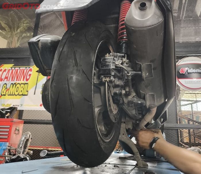 ban motor, ban nmax, adx tire, ban aerox, ADX Poljose, Ban ADX Tire Buat NMAX dan Aerox Punya Profil V-Shape, Apa Kelebihannya?