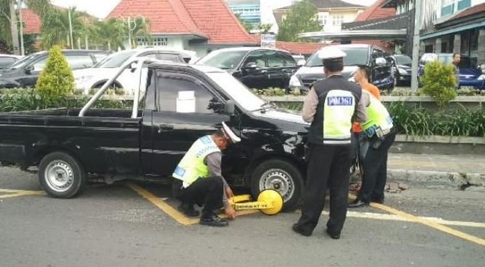 marka berbiku-biku, Marka Kuning Berbiku, Marka Zigzag, Marka Jalan Zigzag, Denda Injak Marka, Awas, Injak Marka Zigzag Kuning di Tepi Jalan Bisa Dipidana Kurungan dan Denda Seperempat Juta