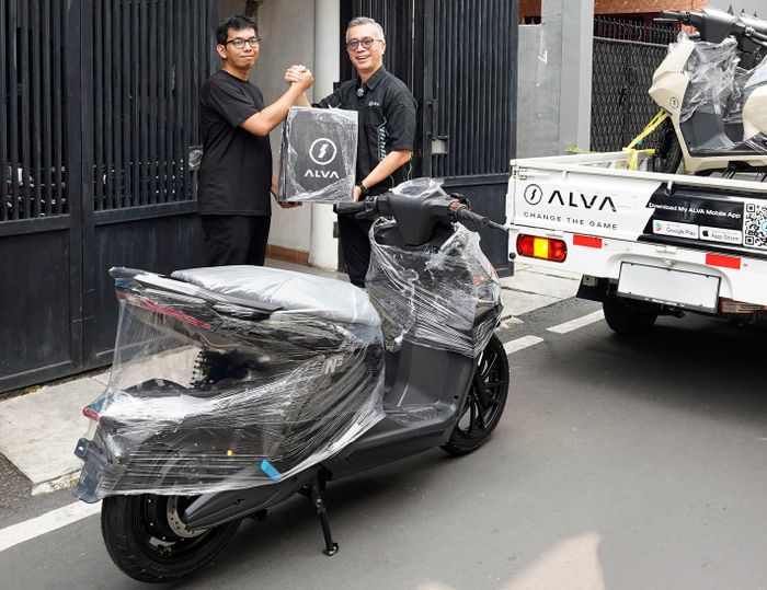 Motor listrik Alva, Alva N3, CEO ALVA, Purbaja Pantja, Penyerahan ALVA N3, CEO ALVA Turun Tangan, Datangi Rumah Konsumen Bawa Motor Listrik Rp 28 Jutaan Ini