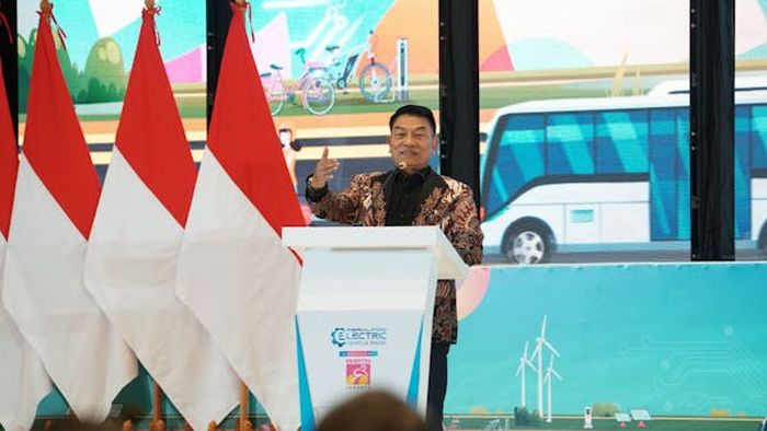dyandra promosindo, moeldoko, Pameran kendaraan listrik, Periklindo, PEVS 2025, Dimeriahkan Ratusan Merek, Pameran PEVS 2025 Resmi Dibuka Dengan Harga Tiket Semurah Ini