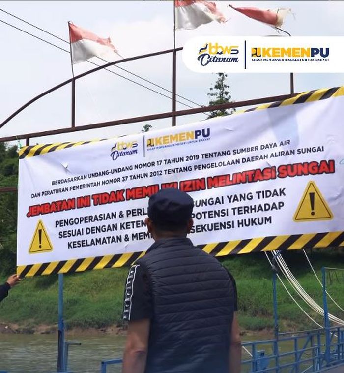 Haji Endang, Muhammad Endang Junaedi, BBWS Citarum, Jembatan Apung Karawang, Jembatan Haji Endang, Bisnis Jembatan Beromzet Rp 20 Juta Per Hari Haji Endang Diusik, Terancam Ditutup Setelah 15 Tahun