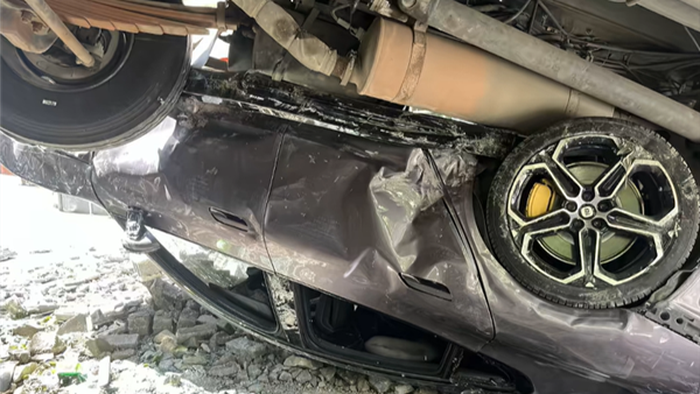 Xiaomi, sedan, Xiaomi SU7 Max, sedan xiaomi, Xiaomi SU7 Max Bonyok Usai Tertimpa Truk, Pemilik Dibuat Terkesan Saat Buka Pintunya