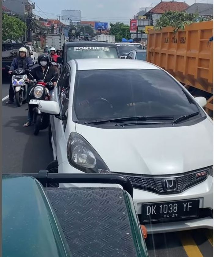 lawan arah, land rover, land rover defender, Langgar Marka Jalan, Denpasar Bali, Land Rover Hijau Viral di Denpasar, Hobi Bikin Gelagapan Mobil dan Motor Buta Aturan