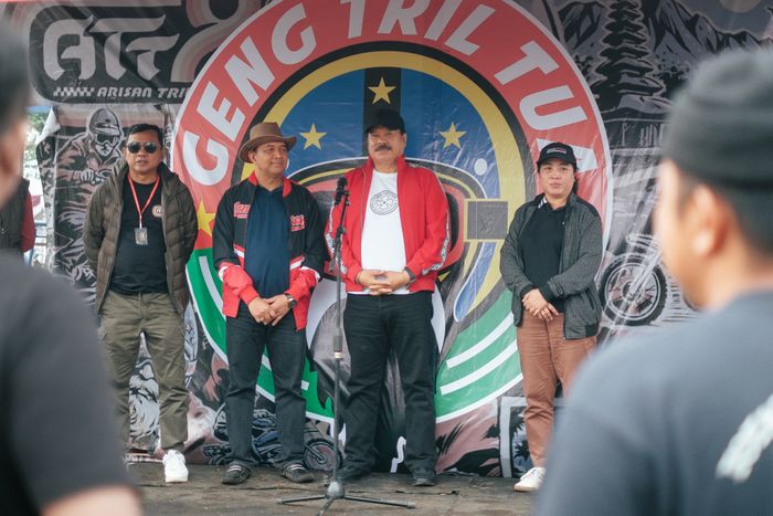trail klasik, Geng Tril Tua, Geng Tril Tua Indonesia, Arisan Tril Tua, Arisan Tril Tua Ke-8, Ribuan Penggemar Tril Tua Tumpah Ruah di ATT 8 Bali, Pria Asal Bojonegoro Ini Full Senyum