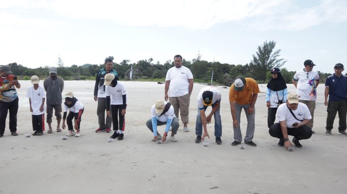 belitung, bersih-bersih pantai, pantai pasir panjang, Suzuki Indomobibl Sales, Suzuki Gelar Bersih-bersih Sampah di Belitung, Ratusan Kilo Limbah Dikumpulkan