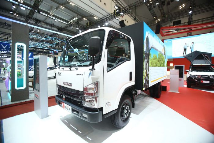 isuzu, Truk Isuzu Elf, GIIAS 2025, Isuzu ELF NMR, Isuzu ELF NMR HD 6.5, Isuzu Pamer ELF NMR dengan Layer LED di GIIAS 2025, Bisa Untuk Mobil Tangki sampai Mobile Billboard