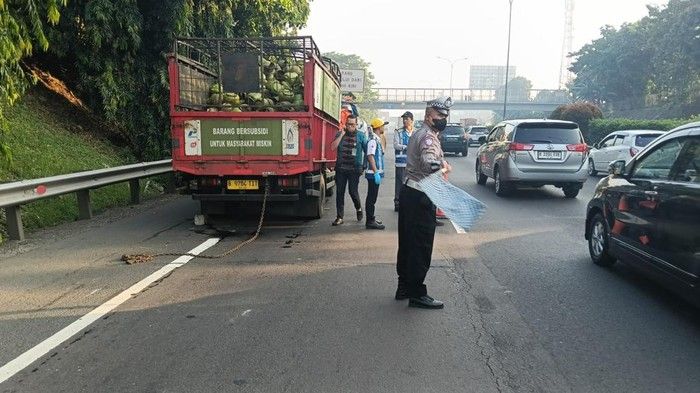 truk, kecelakaan truk, tronton, Kompol Dhanar, Terseret 6 KM, Truk Elpiji Tabrak Tronton, Begini Awal Kejadiannya